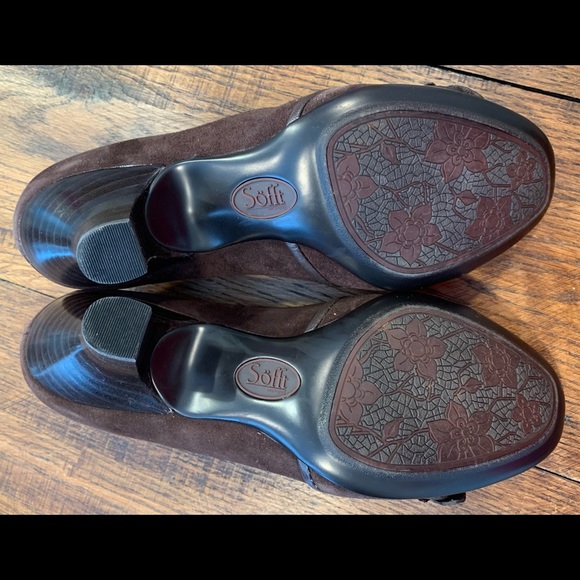 Born Sofft Chocolate Suede heels with Floral Design - Picture 6 of 6